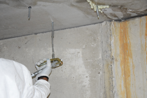 Iniezione di resina idroreattiva e idroespansiva